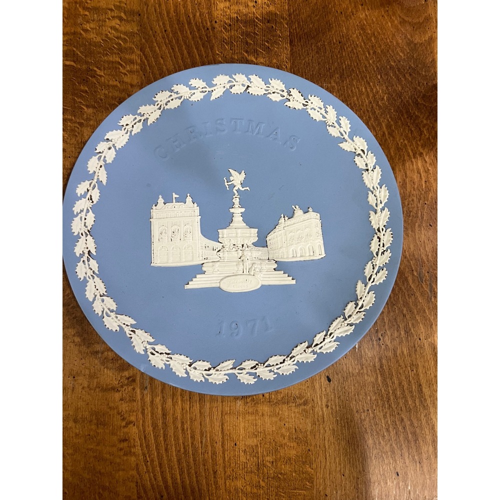 Wedgwood Jasperware Christmas 1971 Plate Piccadilly Circus Blue White England 8"